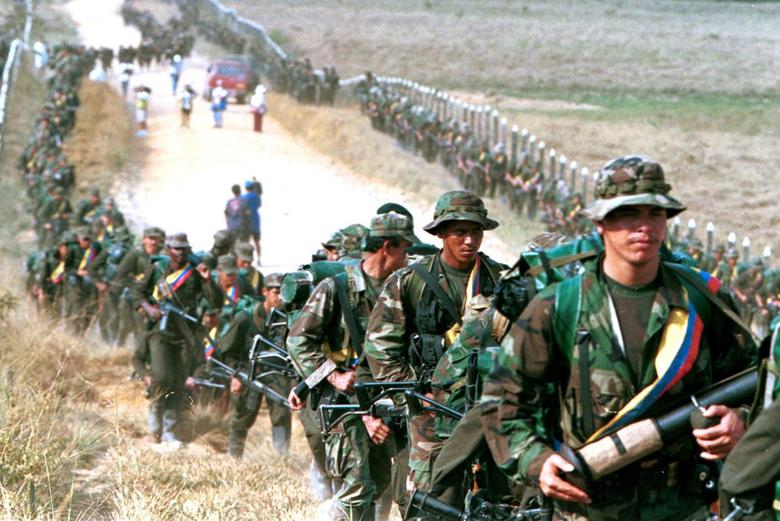 Rebeldes das FARC patrulham uma rodovia perto de San Vicente del Caguan, janeiro de 1999.
