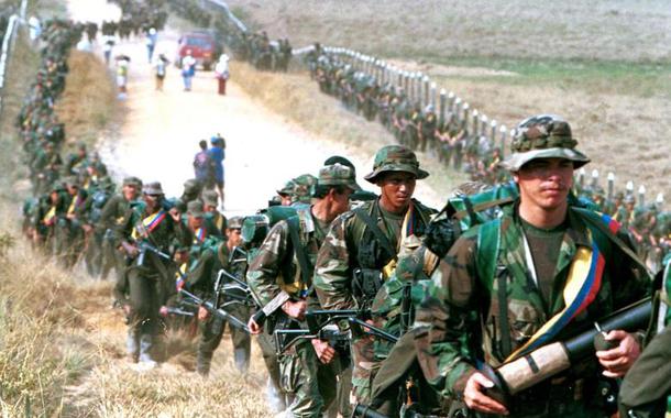 Rebeldes das FARC patrulham uma rodovia perto de San Vicente del Caguan, janeiro de 1999.