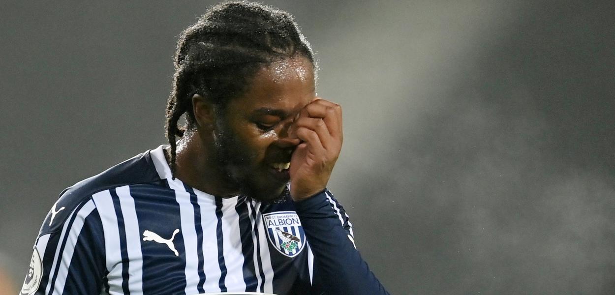 Romaine Sawyers durante partida do West Bromwich contra o Manchester City pelo Campeonato Inglês