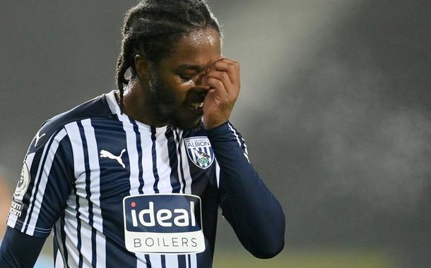 Romaine Sawyers durante partida do West Bromwich contra o Manchester City pelo Campeonato Inglês