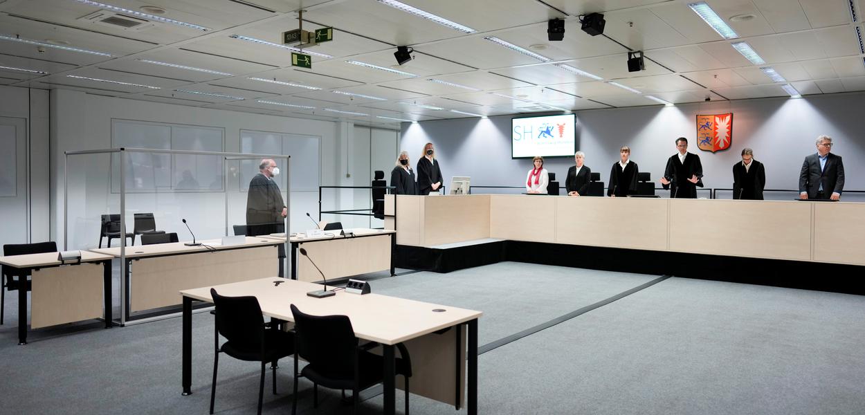 Tribunal aguarda chegada de suspeita de crimes nazistas de 96 anos para julgamento em Itzehoe, na Alemanha