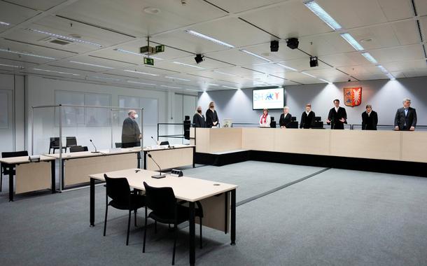 Tribunal aguarda chegada de suspeita de crimes nazistas de 96 anos para julgamento em Itzehoe, na Alemanha