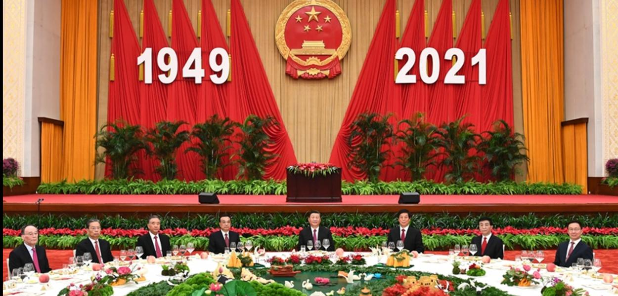 (210930) -- BEIJING, Sept. 30, 2021 (Xinhua) -- The Communist Party of China and state leaders Xi Jinping, Li Keqiang, Li Zhanshu, Wang Yang, Wang Huning, Zhao Leji, Han Zheng and Wang Qishan, attend a reception to celebrate the 72nd anniversary of the founding of the People's Republic of China along with nearly 500 guests from home and abroad in Beijing, capital of China, Sept. 30, 2021.
  China's State Council on Thursday held the reception at the Great Hall of the People in Beijing. (Xinhua/Xie Huanchi)