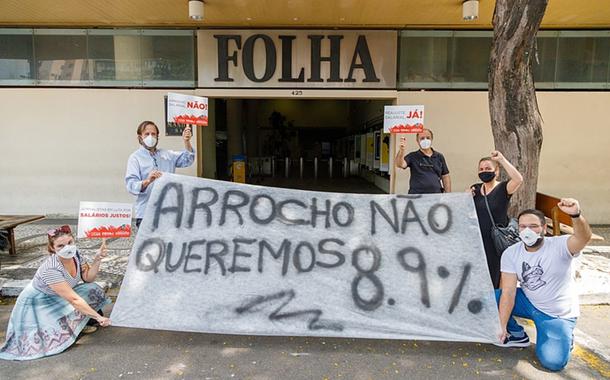 Jornalistas protestam por aumento diante da sede da Folha