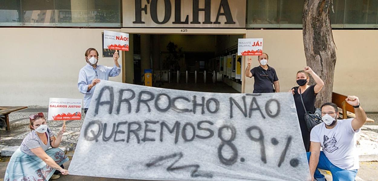 Jornalistas protestam por aumento diante da sede da Folha