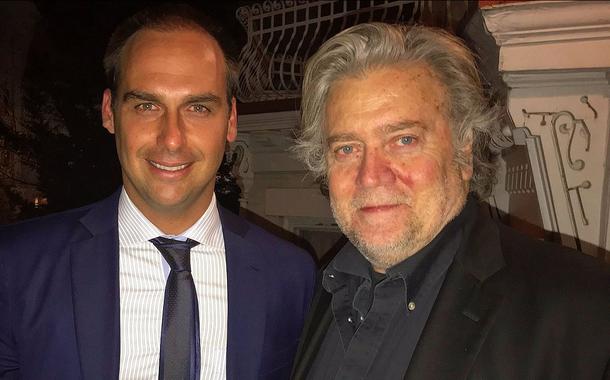 Eduardo Bolsonaro e o estrategista norte-americano Steve Bannon