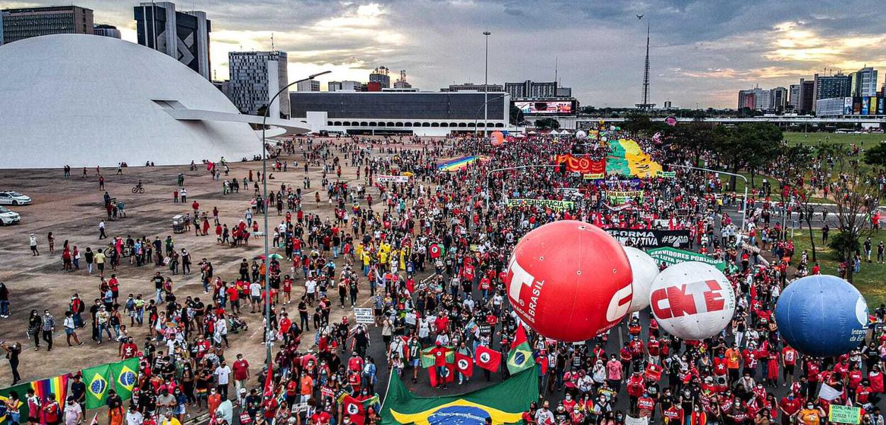 Milhares na Esplanada dos Ministérios contra Bolsonaro em 2 de outubro de 2021