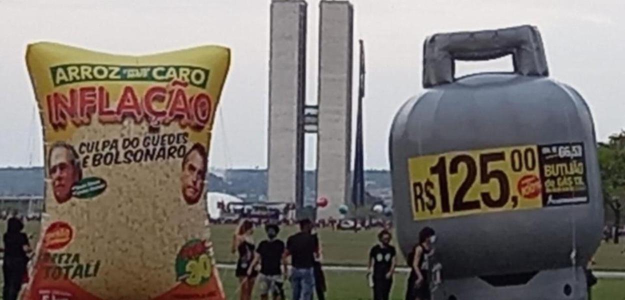 Manifestantes levam os temas da carestia e inflação às ruas