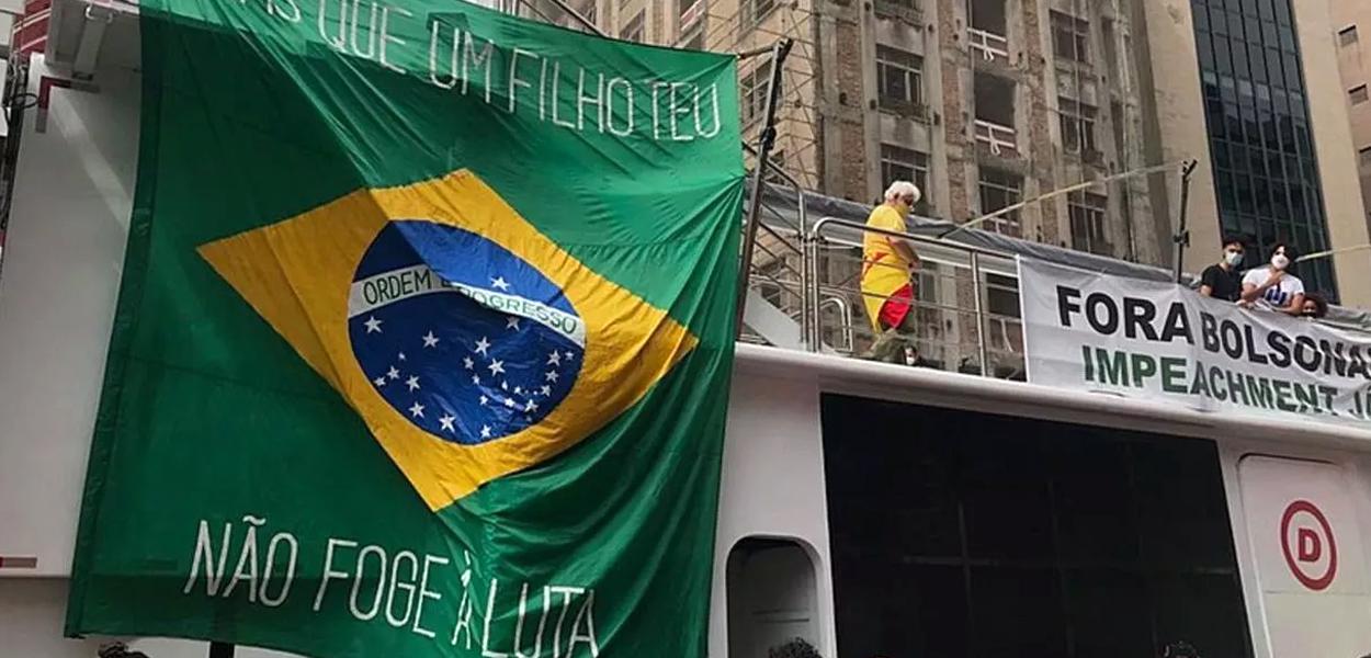 Principal carro de som da manifestação tinha apenas uma faixa e a bandeira brasileira como adornos