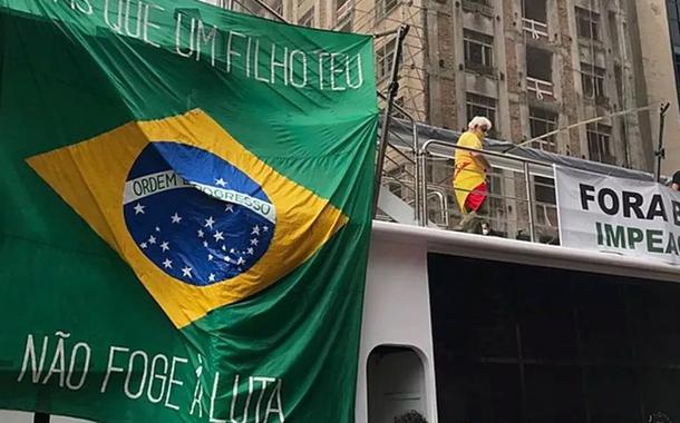 Principal carro de som da manifestação tinha apenas uma faixa e a bandeira brasileira como adornos