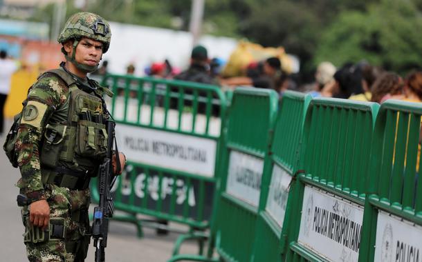 Soldado colombiano na passagem de fronteira com a Venezuela na Ponte Simon Bolívar
03/05/2019
REUTERS/Luisa Gonzalez