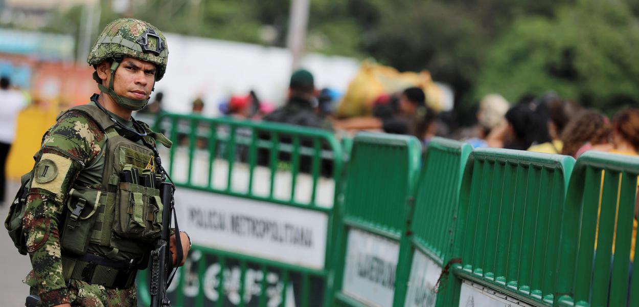 Soldado colombiano na passagem de fronteira com a Venezuela na Ponte Simon Bolívar
03/05/2019
REUTERS/Luisa Gonzalez