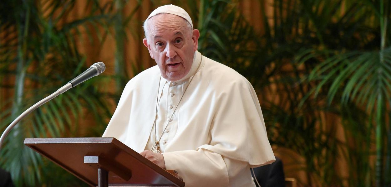 Papa Francisco discursa durante evento no Vaticano