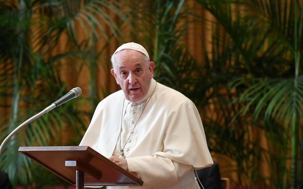 Papa Francisco discursa durante evento no Vaticano