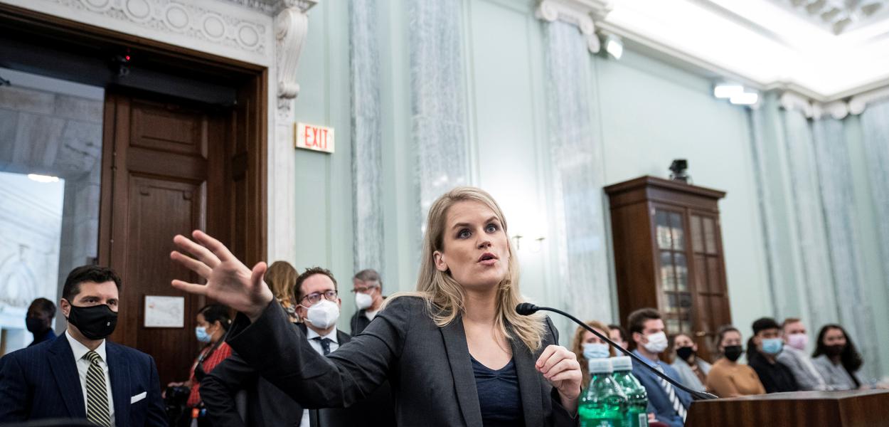 A ex-funcionária e denunciante do Facebook Frances Haugen testemunha durante uma audiência do Comitê de Comércio, Ciência e Transporte do Senado intitulada 'Protegendo Crianças Online: Testemunho de uma denunciante do Facebook', no Capitol Hill, em Washington, EUA