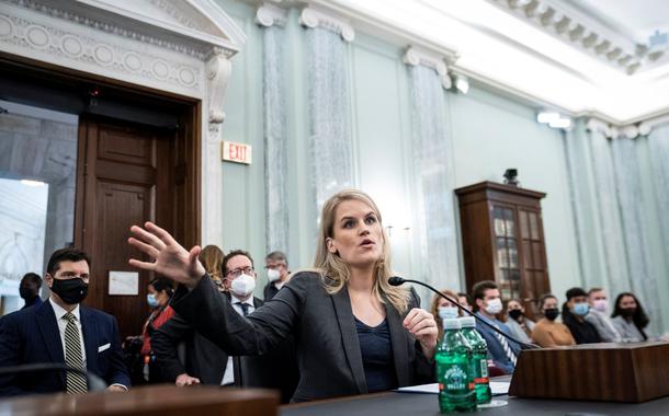 A ex-funcionária e denunciante do Facebook Frances Haugen testemunha durante uma audiência do Comitê de Comércio, Ciência e Transporte do Senado intitulada 'Protegendo Crianças Online: Testemunho de uma denunciante do Facebook', no Capitol Hill, em Washington, EUA
