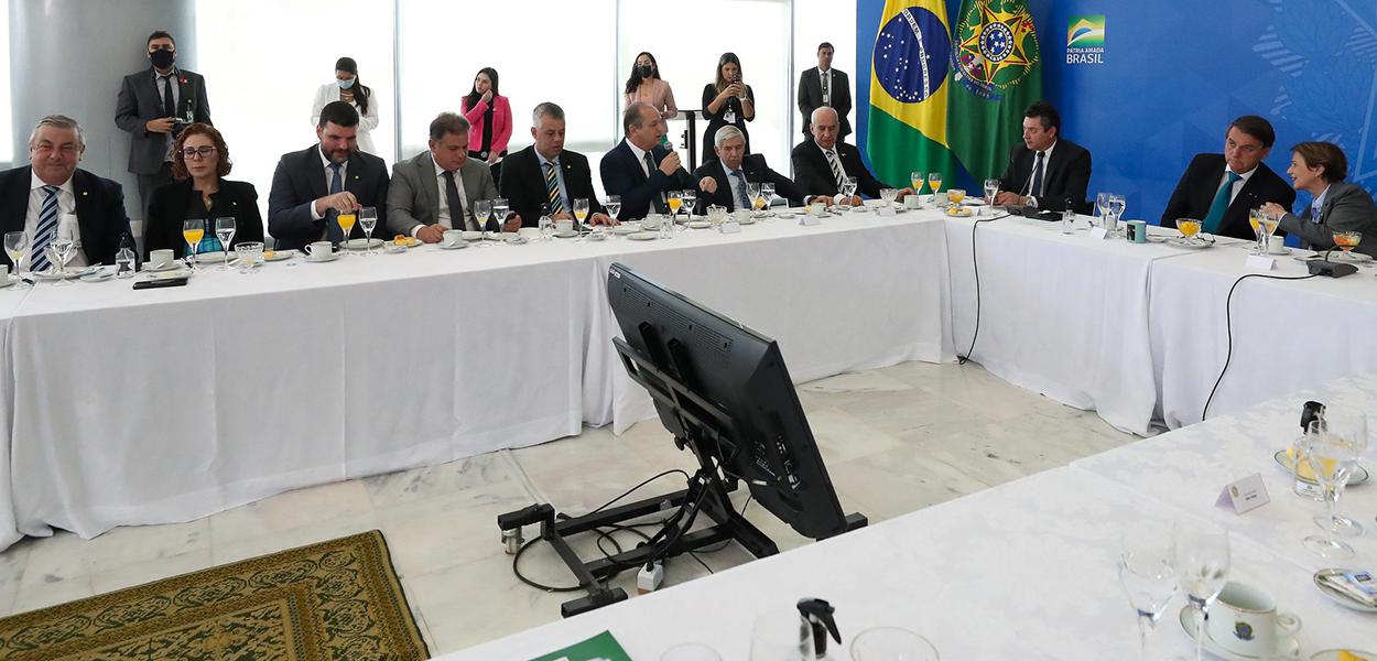 Jair Bolsonaro e Tereza Cristina em encontro com a bancada do agronegócio