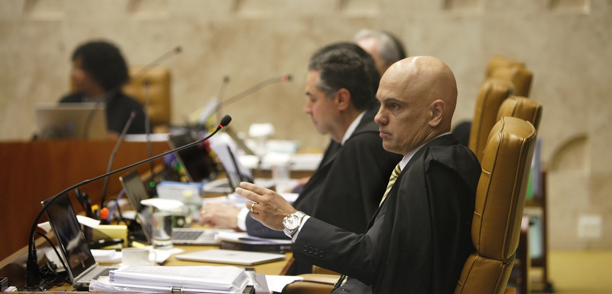 Alexandre de Moraes e, ao fundo, Luís Roberto Barroso