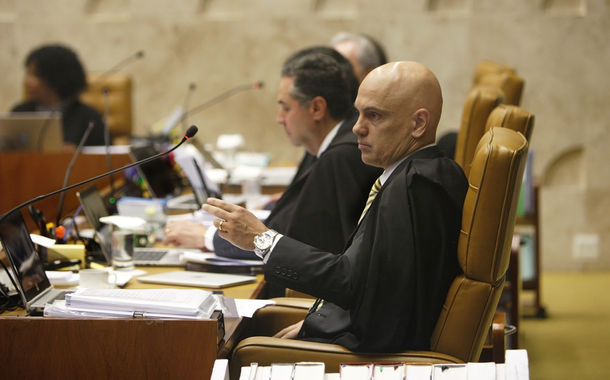 Alexandre de Moraes e, ao fundo, Luís Roberto Barroso