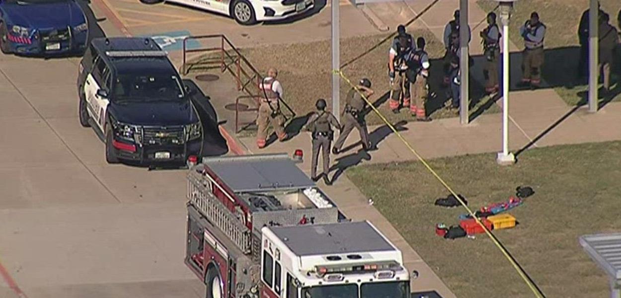 Policiais em frente a colégio americano após tiroteio no Texas