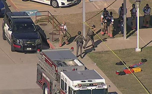 Policiais em frente a colégio americano após tiroteio no Texas