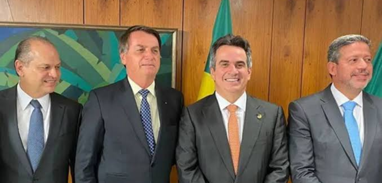 Bolsonaro com políticos do PP, partido do "Centrão". Da direita para a esquerda: Ricardo Barros, Ciro Nogueira e Arthur Lira