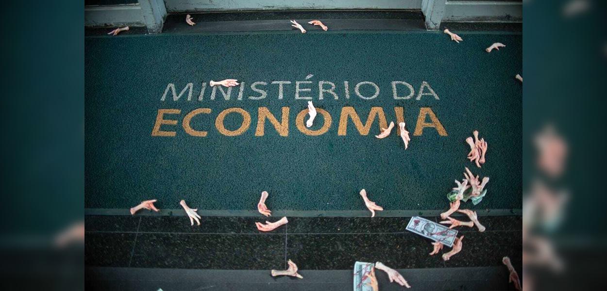 Pés de frango e notas com a face de Paulo Guedes foram jogadas na entrada do Ministério da Economia