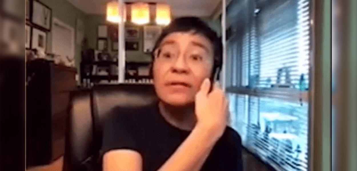 A jornalista filipina Maria Ressa no momento em que é comunicada do Prêmio Nobel da Paz