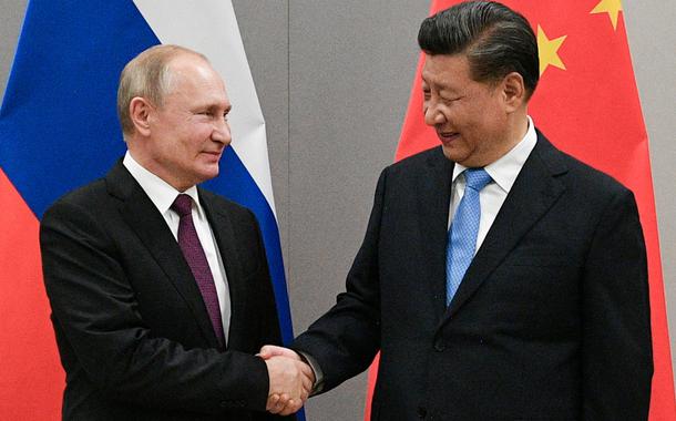 Presidentes da Rússia, Vladimir Putin, e da China, Xi Jinping