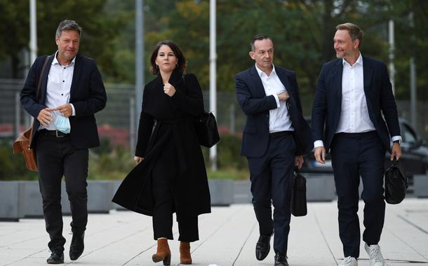 Líderes dos Verdes e do FDP chegam a encontro com SPD para negociações sobre a formação de uma coalizão de governo na Alemanha