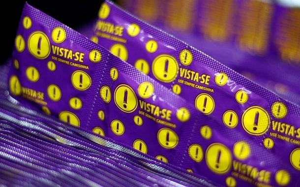 O clima de diversão da temporada de carnaval ressalta a importância da prevenção de Doenças Sexualmente Transmissíveis (DSTs); o médico urologista Rafael Buta, da Aliança Instituto de Oncologia, alerta para graves doenças que podem ser evitadas com o uso da camisinha; "O vírus HIV, causador da Aids; Sífilis, Hepatite B e C; e o HPV são as doenças mais graves que podem ser adquiridas em relações sexuais sem preservativo e podem ser evitadas com este cuidado", destaca o médico