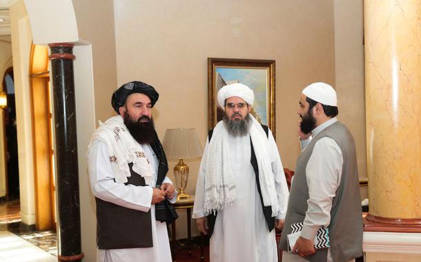 Delegado do Talibã Shahabuddin Delawar and Khairullah Khairkhwa em Doha, Catar
