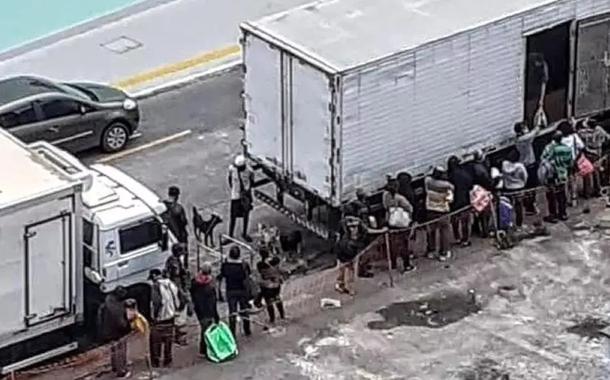 Fila para comprar ossos e restos de carne em Petrópolis (RJ)