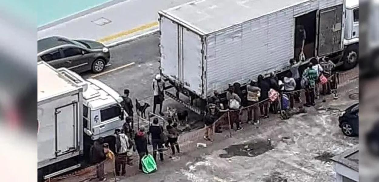 Fila para comprar ossos e restos de carne em Petrópolis (RJ)