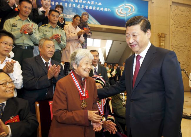 Xi Jinping cumprimenta idoso