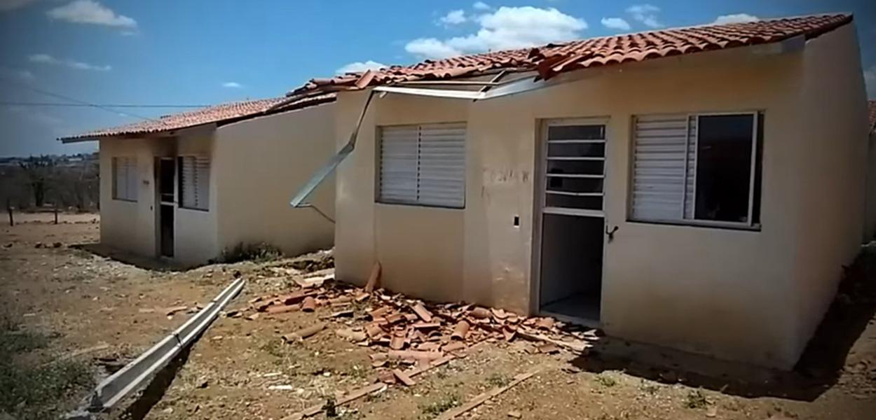 Imagens de casas depredadas no Agreste de Pernambuco