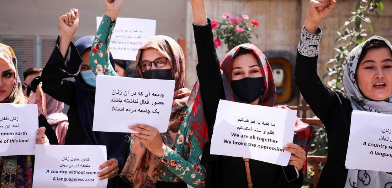 Mulheres afegãs protestam por direitos iguais em ato contra o Talibã