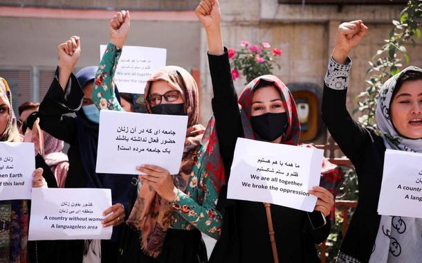 Mulheres afegãs protestam por direitos iguais em ato contra o Talibã