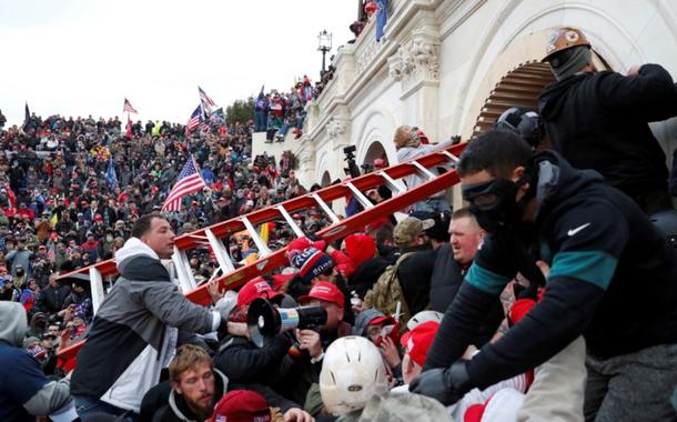 Apoiadores do ex-presidente norte-americano Donald Trump protestando em Washington, EUA
06/01/2021
REUTERS/Shannon Stapleton