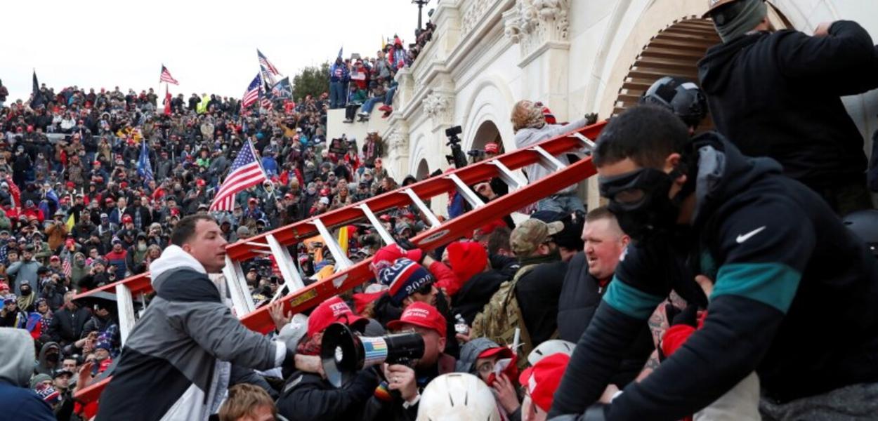 Apoiadores do ex-presidente norte-americano Donald Trump protestando em Washington, EUA
06/01/2021
REUTERS/Shannon Stapleton