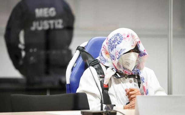 Irmgard Furchner, ex-secretária da SS do campo de concentração de Stutthof, comparece a julgamento em Itzehoe, Alemanha
