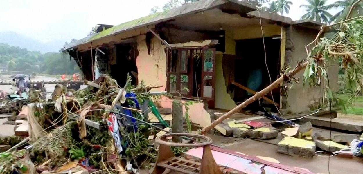 Casa danificada pelas fortes chuvas em Kottayam, na Índia