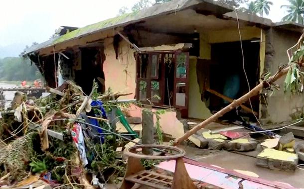 Casa danificada pelas fortes chuvas em Kottayam, na Índia