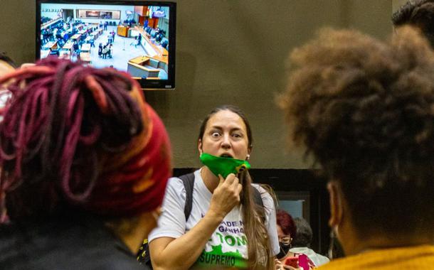 Manifestante dispara ataques racistas contra vereadoras de Porto Alegre