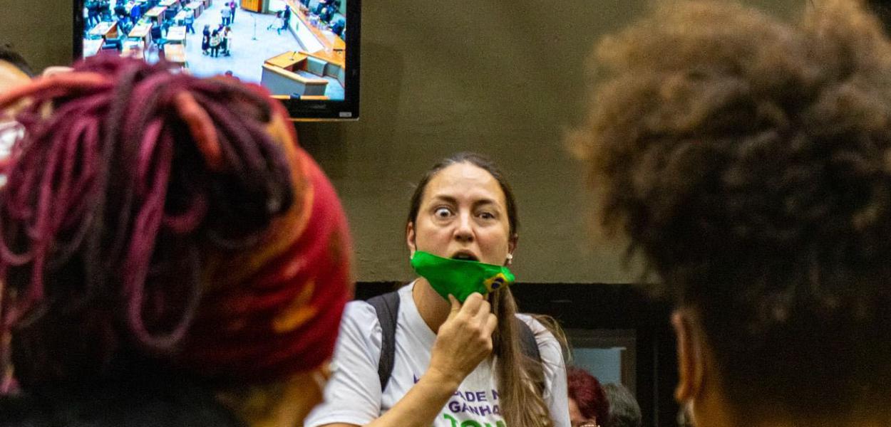 Manifestante dispara ataques racistas contra vereadoras de Porto Alegre