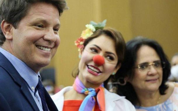 Mario Frias, Michelle Bolsonaro fantasiada de palhaça e Damares