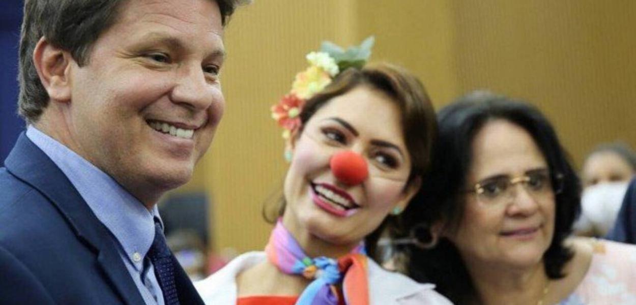 Mario Frias, Michelle Bolsonaro fantasiada de palhaça e Damares