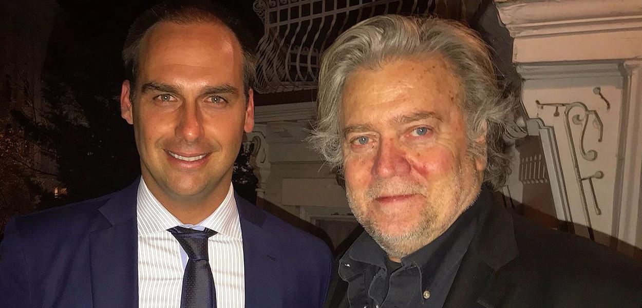 Eduardo Bolsonaro e o estrategista norte-americano Steve Bannon