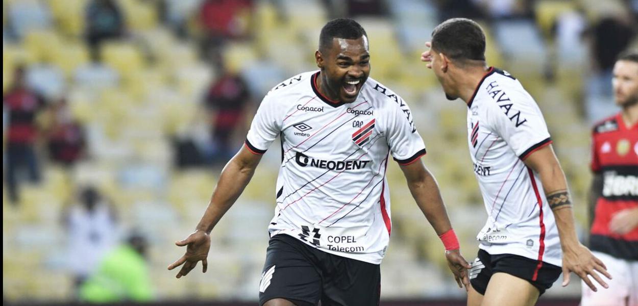 Athletico-PR elimina Flamengo no Maracanã