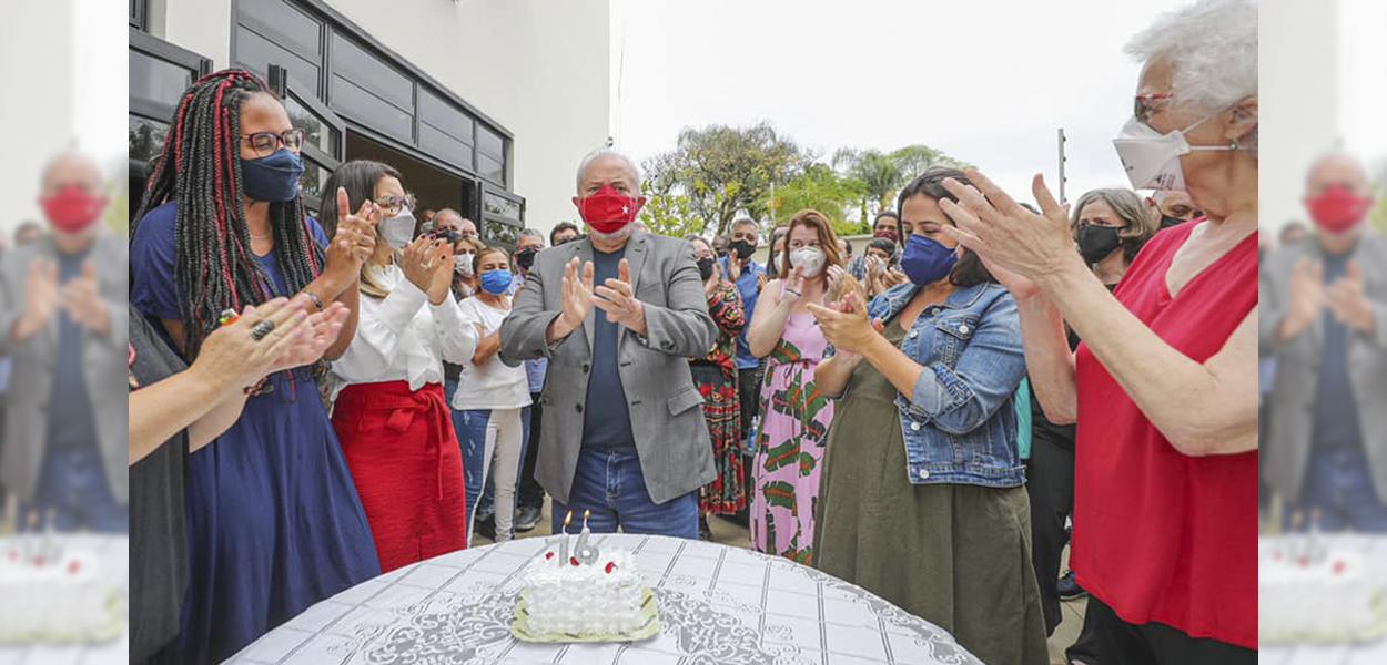 Lula comemorando seu aniversário de 76 anos